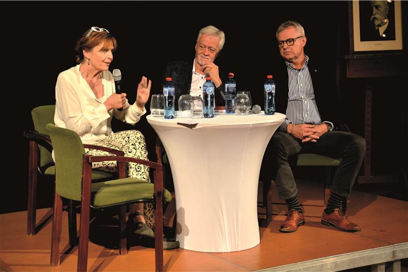 Hosty šestého ročníku Kopřivnického pressování byli novinářka Petra Procházková a někdejší diplomat Petr Kolář. Diskuzi pořádanou zdejším klubem MDH vedl Lubomír Sazovský.  FOTO: DAVID MACHÁČEK