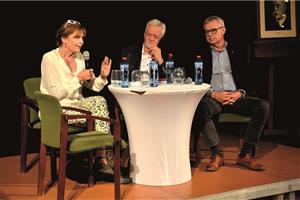 Hosty šestého ročníku Kopřivnického pressování byli novinářka Petra Procházková a někdejší diplomat Petr Kolář. Diskuzi pořádanou zdejším klubem MDH vedl Lubomír Sazovský.  FOTO: DAVID MACHÁČEK