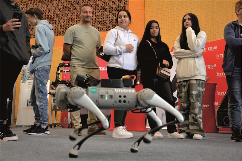 Na přehlídce profesí se velké pozornosti těšil autonomní robotický pes, který byl součástí prezentace Vysoké školy báňské. FOTO: DAVID MACHÁČEK