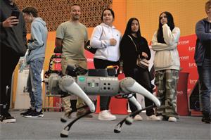 Na přehlídce profesí se velké pozornosti těšil autonomní robotický pes, který byl součástí prezentace Vysoké školy báňské. FOTO: DAVID MACHÁČEK