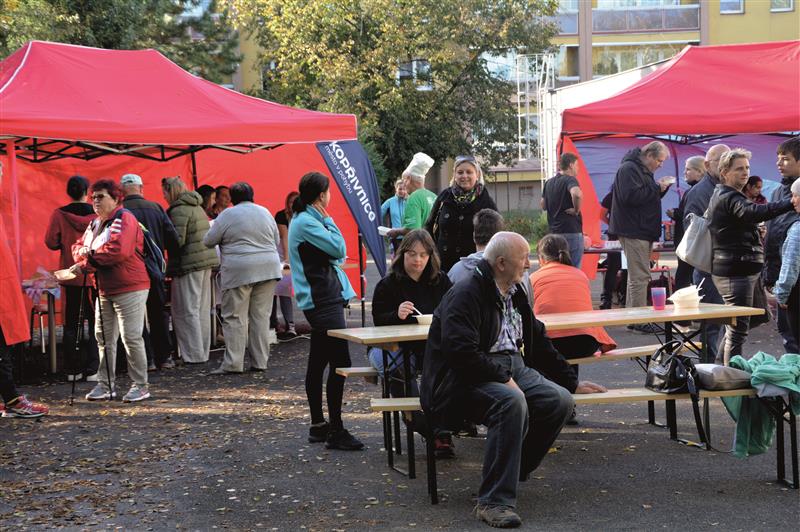 Do Centra Pětka přišlo ochutnat Kamarádskou polévku několik desítek lidí, kteří si mohli vybrat z celkem devíti druhů. Akce se konala již třetí rok za sebou. FOTO: DANA HOĎÁKOVÁ