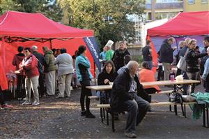Do Centra Pětka přišlo ochutnat Kamarádskou polévku několik desítek lidí, kteří si mohli vybrat z celkem devíti druhů. Akce se konala již třetí rok za sebou. FOTO: DANA HOĎÁKOVÁ