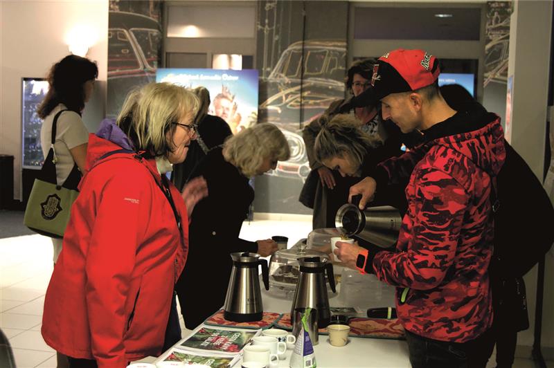 Před projekcí v kinosále mohli návštěvníci Filmového klubu ochutnat výběrovou kávu z kolumbijských plantáží. FOTO: KATEŘINA PETRÁŠOVÁ