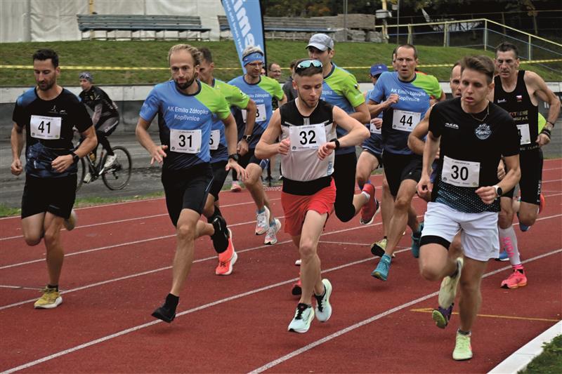 Na startu první ze tří vln Zátopkovy pětky na oválu letního stadionu byl i pozdější absolutní vítěz Václav Waloszek z Havířova (č. 30).  FOTO: MAREK HAVRAN