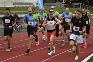 Na startu první ze tří vln Zátopkovy pětky na oválu letního stadionu byl i pozdější absolutní vítěz Václav Waloszek z Havířova (č. 30).  FOTO: MAREK HAVRAN