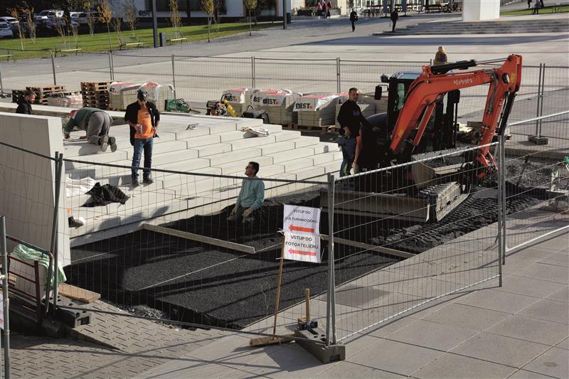 Realizační firma se v těchto dnech snaží dohnat mírný skluz v harmonogramu prací na stavbě hlavního přístupového schodiště do kulturního domu. První etapa by měla být ukončena 17. listopadu. FOTO: DAVID MACHÁČEK
