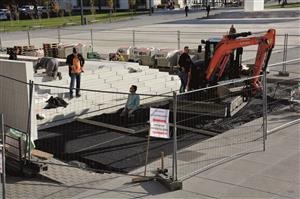 Realizační firma se v těchto dnech snaží dohnat mírný skluz v harmonogramu prací na stavbě hlavního přístupového schodiště do kulturního domu. První etapa by měla být ukončena 17. listopadu. FOTO: DAVID MACHÁČEK