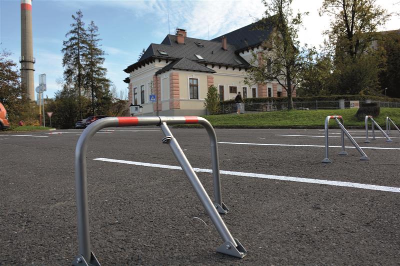 Parkoviště v sousedství výpravní budovy autobusového nádraží bylo nalajnováno a opatřeno vstupními zábranami. Dopravní firma jej plánuje pronajímat. FOTO: DAVID MACHÁČEK