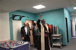 Biskup ostravsko-opavské diecéze Martin David požehnal nově zrekonstruované prostory ve škole sv. Zdislavy. FOTO: DANA HOĎÁKOVÁ