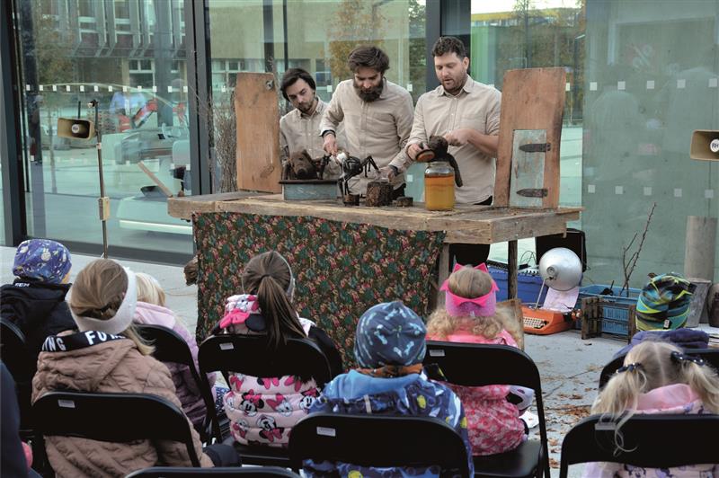 V centru města byl odpoledne připraven výtvarný workshop, následovalo loutkové představení Kde budeme bydlet v podání Divadla vi.TVOR a po něm proběhl ještě krátký koncert Městského dechového orchestru Kopřivnice. FOTO: DAVID MACHÁČEK