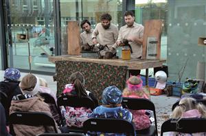 V centru města byl odpoledne připraven výtvarný workshop, následovalo loutkové představení Kde budeme bydlet v podání Divadla vi.TVOR a po něm proběhl ještě krátký koncert Městského dechového orchestru Kopřivnice. FOTO: DAVID MACHÁČEK