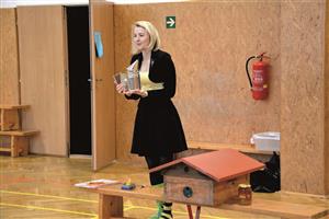 Lektorka Andrea Jakešová přijela do lubinské školy vysvětlovat tamním žákům cestu medu. Během hodinové přednášky ukazovala dětem pomůcky včelařů. FOTO: DANA HOĎÁKOVÁ