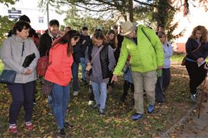 Pět desítek zájemců si nenechalo ujít vycházku s bylinářem Vladimírem Vytáskem a pečlivě si zaznamenali jeho rady, k čemu se dané rostliny používají a v jaké formě. FOTO: DANA HOĎÁKOVÁ