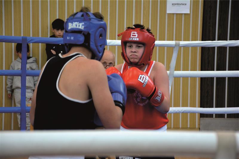 Jako první z domácích borců šel do ringu Jan Ostružka (vpravo). Po dobrém výkonu proti silnému soupeři prohrál na body, ale zanechal dobrý dojem. FOTO: DAVID MACHÁČEK