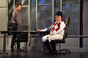 Václav Kopta v jedné ze šesti jednoaktovek spojených v komediální představení Za dveřmi kanceláří ztvárnil tragikomickou postavu žokeje, pod kterým kvůli jeho váze pošel kůň. Inscenaci nabídl minulou středu program KDK. FOTO: DAVID MACHÁČEK