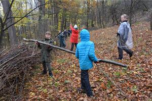 Skauti a skautky během sobotní brigády vyklidili část vyřezaných dřevin, které vyrostly v prostoru zaniklé samoty U Hurských. FOTO: DAVID MACHÁČEK