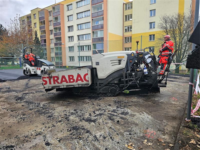 Zpevněný sportovní plácek na ulici Pod Zahradami se v minulém týdnu dočkal nového povrchu. FOTO: DAVID MACHÁČEK