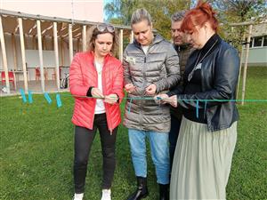 Účastnice semináře Učení venku, který proběhl v rámci MAP, si mohly samy vyzkoušet tento způsob výuky ve venkovní učebně v ZŠ Petřvald. FOTO: EVA KYTKOVÁ