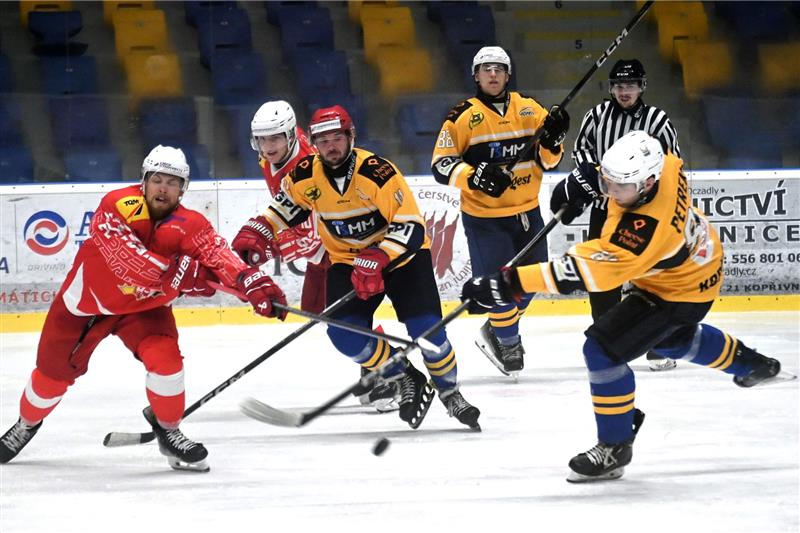 Hokejisté Kopřivnice (světlejší dresy) v tomto utkání s Opavou po divokém průběhu zvládli krátce před koncem vyrovnat a nakonec v nájezdech urvali vítězství. FOTO: MAREK HAVRAN