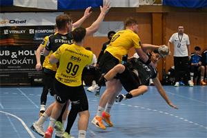 Pivot Brna Adam Ptáčník takovýmto solidním zápasnickým chvatem složil na palubovku spojku Kopřivnice Šimona Siročáka a vysloužil si jasné dvě minuty za faul. FOTO: MAREK HAVRAN