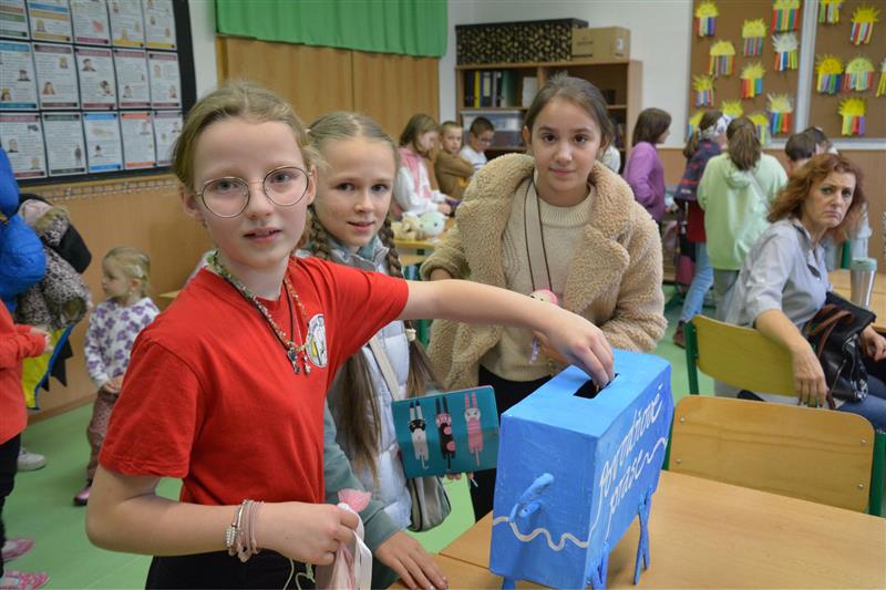 Účastníci charitativního prodeje mohli do sbírky přispět zakoupením vybrané věci nebo vhodit do prasátka hotovost.