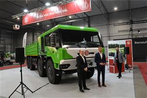 Radek Smolka, člen představenstva Tatry Tucks odpovědný za vývoj a výzkum, a ředitel tatrováckého vývoje Jakub Pončík představují nový hybridní vůz na e-Salonu v Praze.