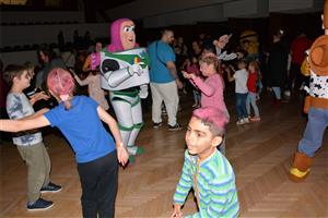 Na páteční diskotéce pro aktivní účastníky Motýlka se k velké radosti děti objevily i postavičky z animovaných filmů.