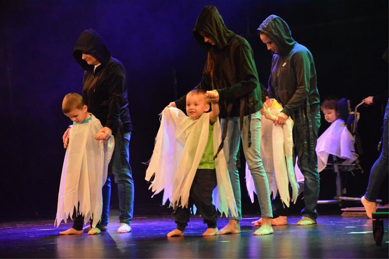 Jedním z programů, který připravili na pořádají ZŠ a MŠ Motýlek, bylo vystoupení nazvané Město duchů.