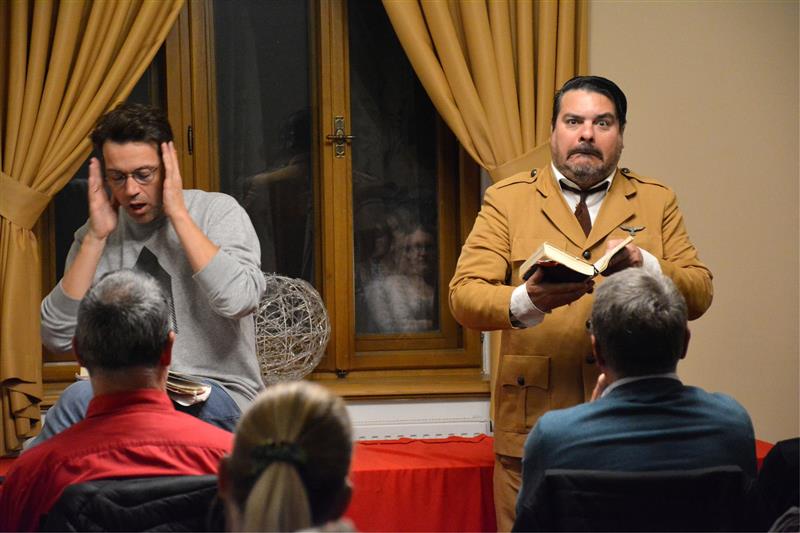 Lukáš Hejlík a především Alan Novotný v roli Adolfa Hitlera bavili minulý pátek návštěvníky Vily Machů představením „Už je tady zas“ z cyklu LiStOVáNí.