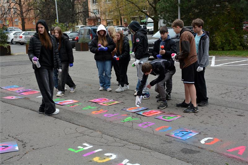 Součástí připomínky letošního 35. výročí listopadových událostí z roku 1989 bylo i stříkání hesel tekutou křídou před kopřivnickou radnicí. Nápisy vytvořili žáci několika zdejších základních škol.