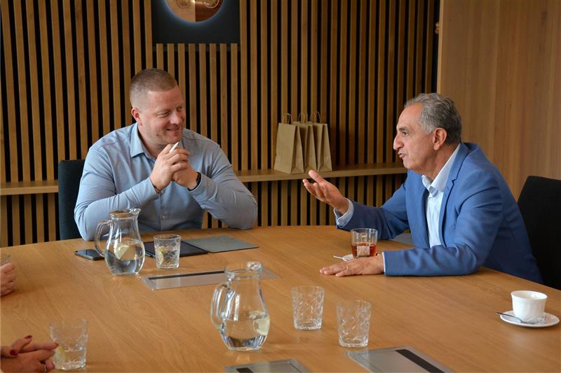 Starosta Kopřivnice Adam Hanus se setkal se zástupcem francouzské organizace Pharmacitoyen Mustaphou Larbaouim, aby projednali další možnosti spolupráce.