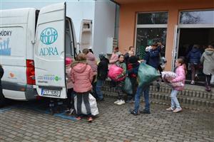 Žáci ZŠ Lubina pomáhají s nakládkou oděvů, které nashromáždili v dobročinné sbírce pořádané v rámci projektu Jsem laskavec.