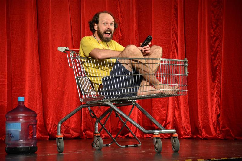 Herec Jakub Slach bavil kopřivnické publikum minulou neděli večer vztahovou one-man show Caveman, která se na tuzemských jevištích s úspěchem objevuje už déle než 15 let.