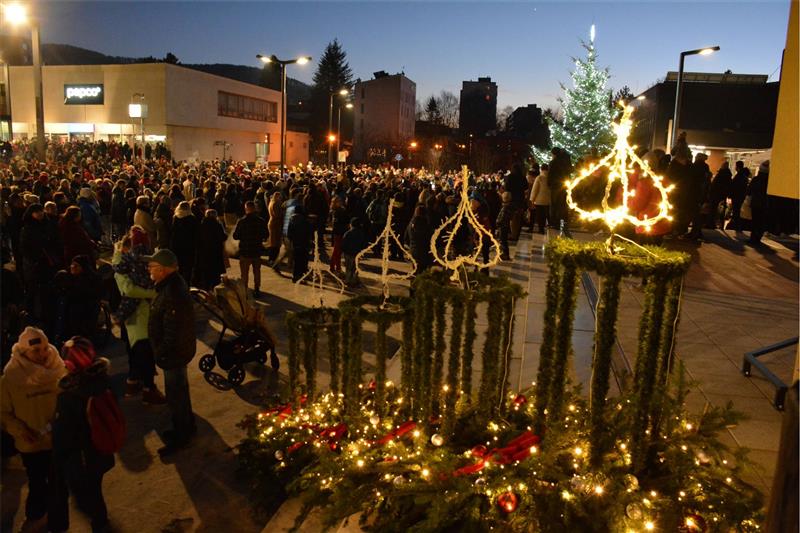 Minulou neděli při zahájení adventu se centrum zcela zaplnilo lidmi. Další svíce na schodech KDK se rozzáří 8. 12.