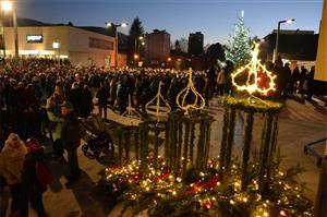 Minulou neděli při zahájení adventu se centrum zcela zaplnilo lidmi. Další svíce na schodech KDK se rozzáří 8. 12.