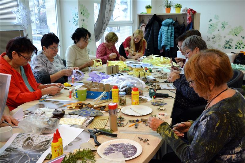 V minulém týdnu na radnici vyráběly seniorky vánoční dekorace z papíru. Akce byla pro letošní rok poslední konanou v rámci projektu Aktivní senior.