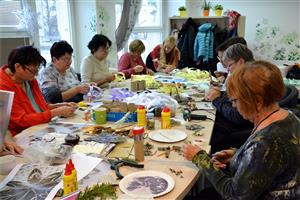 V minulém týdnu na radnici vyráběly seniorky vánoční dekorace z papíru. Akce byla pro letošní rok poslední konanou v rámci projektu Aktivní senior.