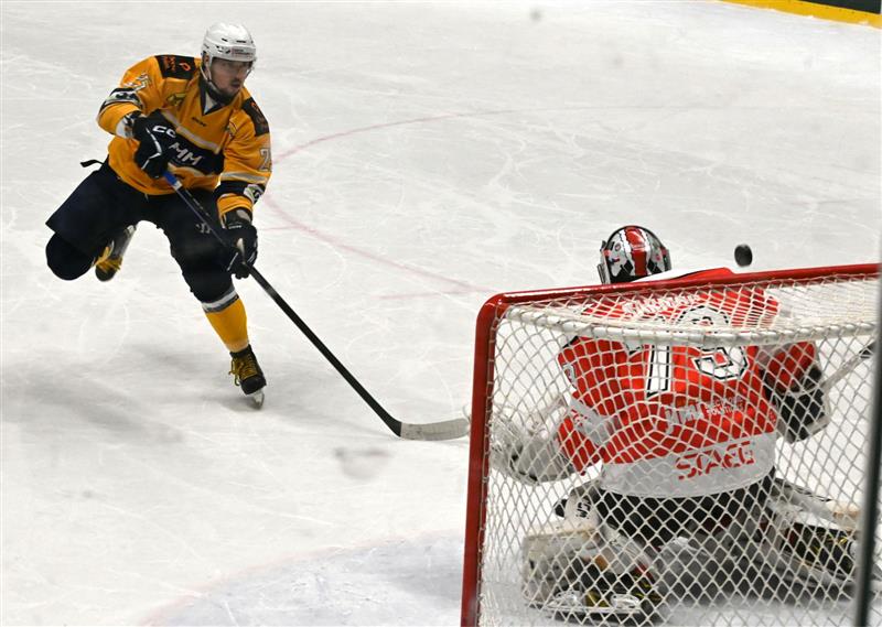 Kopřivnický útočník Michal Dang takto těsně neproměnil nájezd ve čtvrté sérii. Mrzet ho to ale nemuselo, domácí tým nakonec Vyškov porazil.