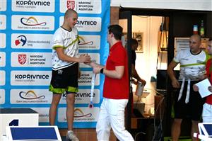 Kopřivnický plavec Jiří Zátopek přebírá jednu ze svých pěti medailí na domácím MČR staršího žactva