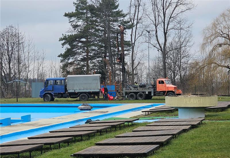 V rámci pokračujícího projektování rekonstrukce letního koupaliště byly v minulém týdnu provedeny sondy, které mají ověřit stabilitu podloží