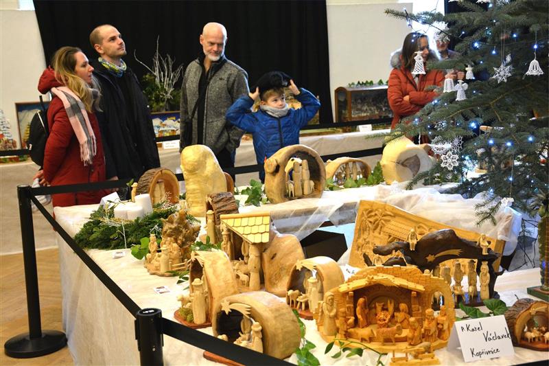 Po pěti letech obnovená tradice předvánočních betlémů v Katolickém domě v Kopřivnici přivedla do výstavních prostor velké množství návštěvníků