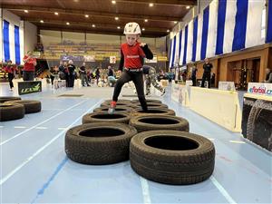 Jednou z disciplín TFA junior, která se tentokrát konala ve sportovní hale ZŠ Emila Zátopka, bylo proskákání pneumatikami.