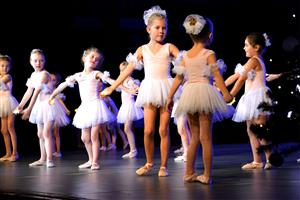 Třetího prosince taneční obor ZUŠ Zdeňka Buriana dvakrát vyprodal kulturní dům se svým vánočním koncertem. Hudební obor školy svůj vánoční program odehraje ve středu 18. prosince od 17 hodin v Katolickém domě