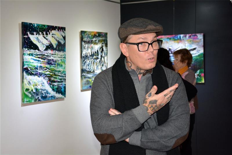 Všestranný ostravský výtvarník Marek Nenutil zahájil minulý pátek v Lašském muzeu výstavu svých obrazů nazvanou „Mezi nebem a zemí“