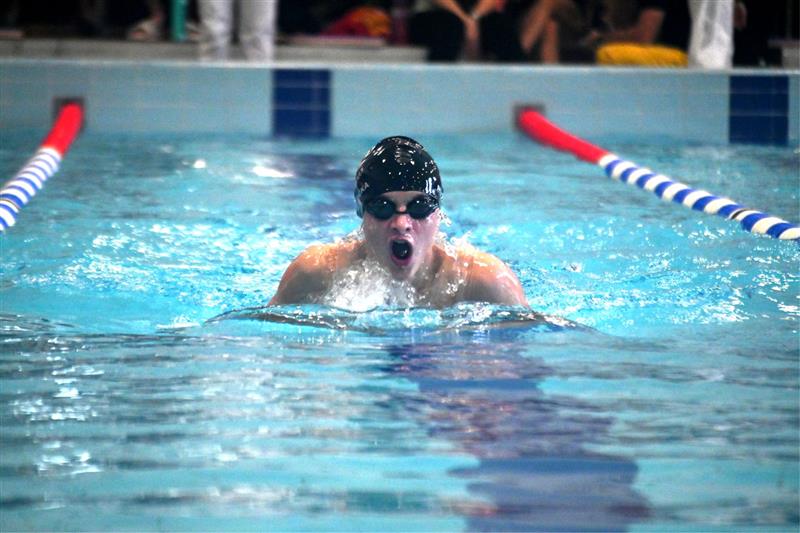Kopřivnický plavec Jiří Růžička na trati disciplíny 100 metrů prsa, ve které si udělal nový osobní rekord a obsadil solidní 18. místo