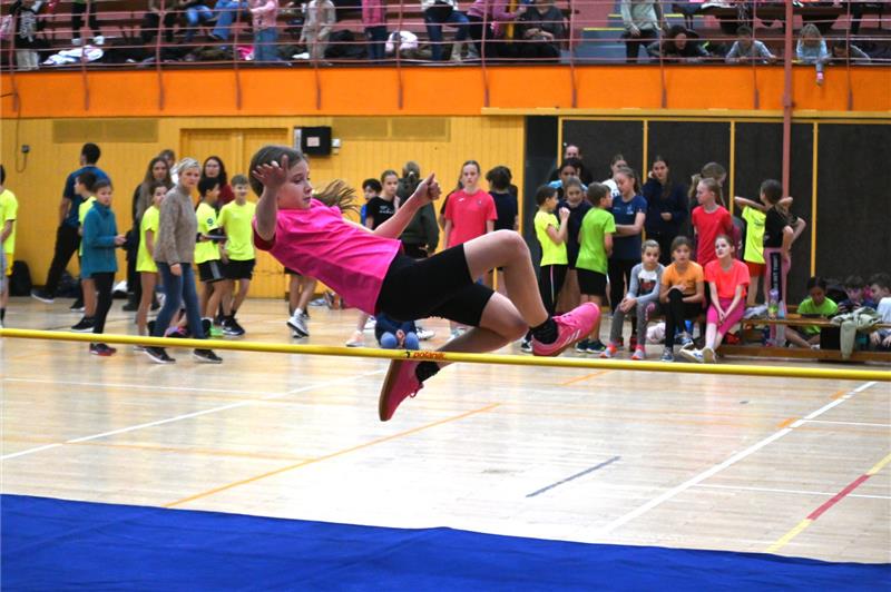 Na tradičním předvánočním výškařském mítinku v hale SOU se utkaly bezmála dvě stovky skokanek a skokanů z celkem dvanácti škol z Kopřivnice a okolí. FOTO: MAREK HAVRAN