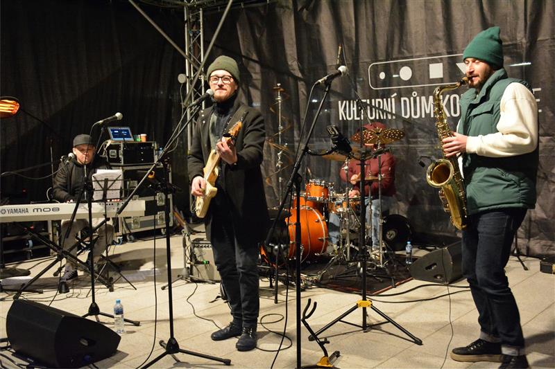 Třetí adventní neděle patřila v centru Kopřivnice muzice. Lidé si mohli poslechnout mimo jiné vánoční písně v podání kapely Swingalia. FOTO: DAVID MACHÁČEK