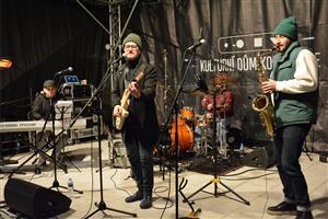 Třetí adventní neděle patřila v centru Kopřivnice muzice. Lidé si mohli poslechnout mimo jiné vánoční písně v podání kapely Swingalia. FOTO: DAVID MACHÁČEK