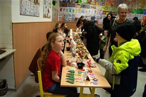 Vánočním jarmarkem vyvrcholila série dobročinných akcí, během kterých se žákům ZŠ E. Zátopka podařilo vybrat přes 70 tisíc korun na zničenou školu v České Vsi. FOTO: KATEŘINA PETRÁŠOVÁ