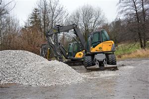 Díky dotaci se ještě letos podaří uvést velkou vodou poškozené lesní cesty na svazích Červeného kamene do sjízdného stavu. FOTO: DAVID MACHÁČEK